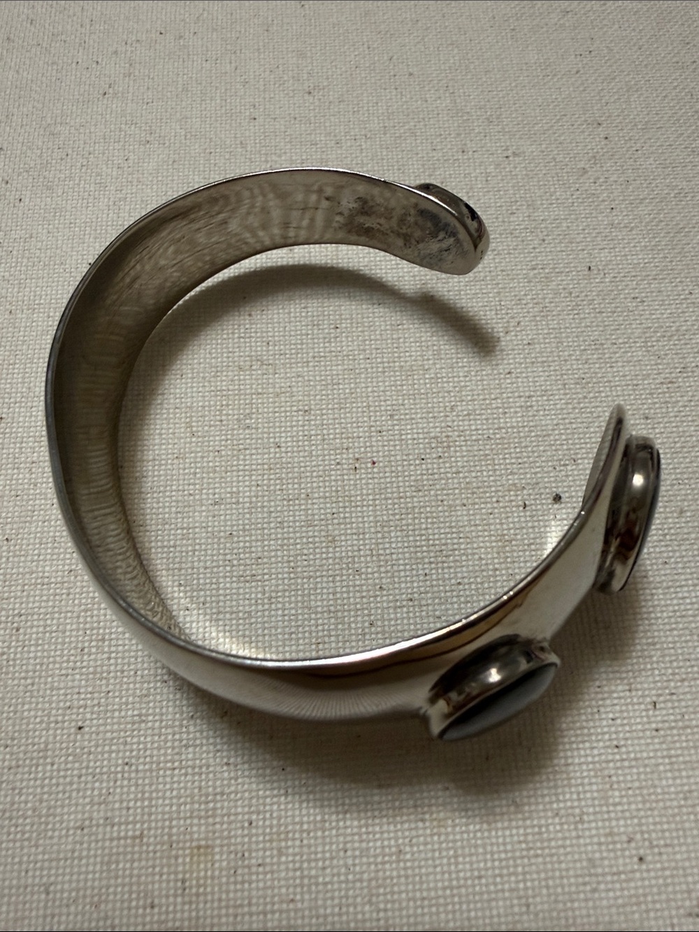 Stunning Native Hand Crafted Sterling Silver Cuff Bracelet with Black onyx Stone - Picture 6 of 16